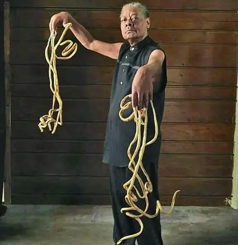 来自美国的梅尔文  布思拥有世界上最长的手指甲,双手指甲加起来总长