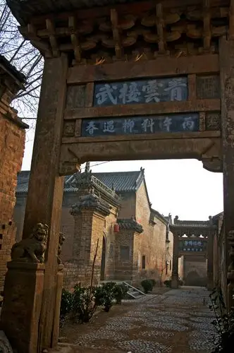 在两座牌坊之间的左侧有一八字形的永庆门,上书"河东世家",向人们告示