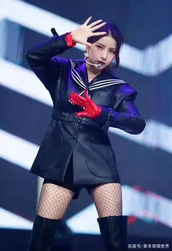 她是"韩女团腿精"代表,身穿白衬衫格纹西服,酷飒非常