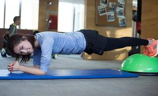 有种健身叫江疏影练瑜伽身姿优美动作标准让人看了好心动