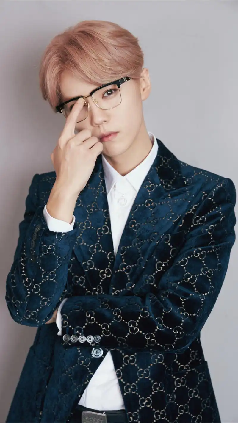 鹿晗文艺帅气写真手机壁纸