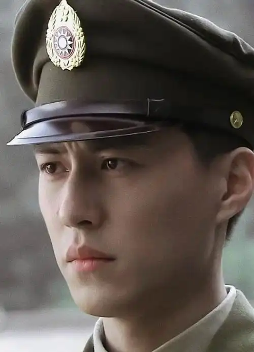 47岁靳东英国被偶遇,白头发啤酒肚又老又胖,网友:真成老干部了