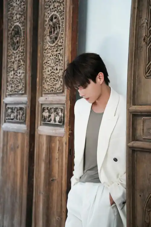 许凯后厨学艺制作非遗粿印