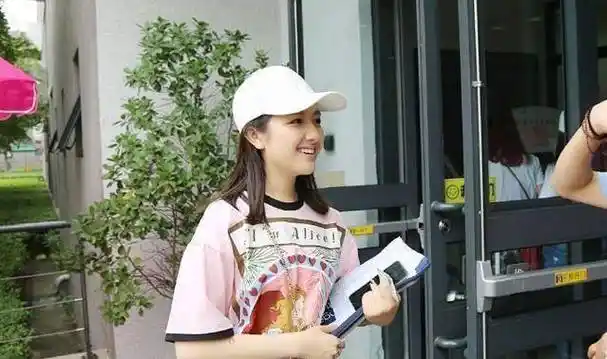 中戏大一新生李兰迪已经报道,易烊千玺与胡先煦分在同一宿舍_沈月