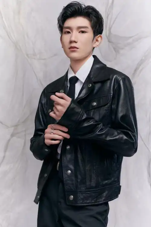 皮衣7015王源酷帅酷帅的@tfboys-王源#王源看我们如何相遇vlog