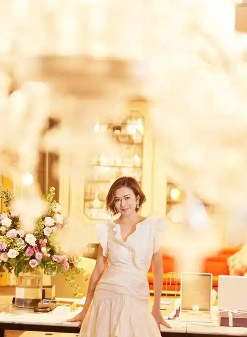 62岁关之琳惊艳亮相,穿红色长裙白到发光,身材曼妙像少女!