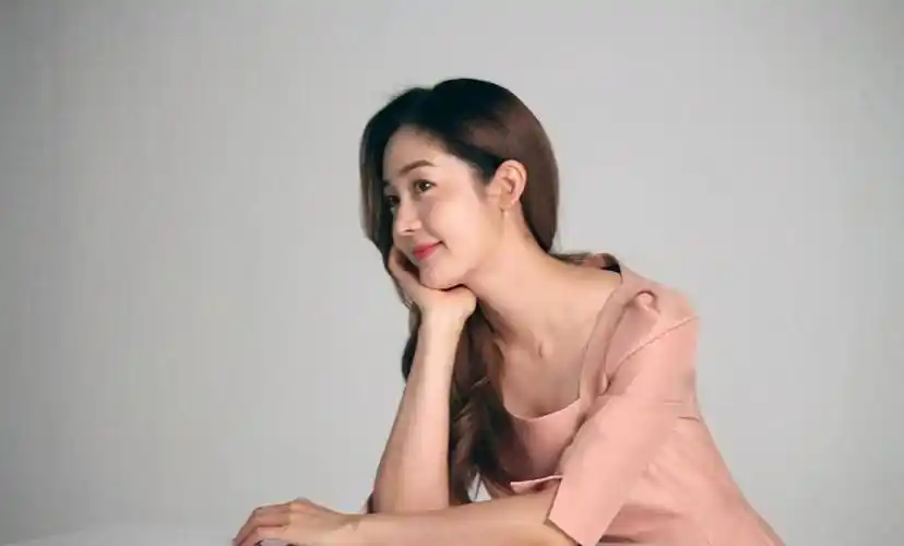 17岁成女团门面的她,曾与宋承宪热恋,36岁时终于嫁给了爱情_成宥利