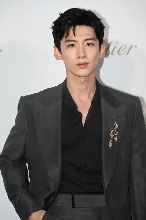 白敬亭的气质太少见明明长得这么白气质却特别的霸气有男人味