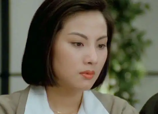 1995年,28岁的她从13楼一跃而下,留下砸坏的汽车和罗烈的眼泪