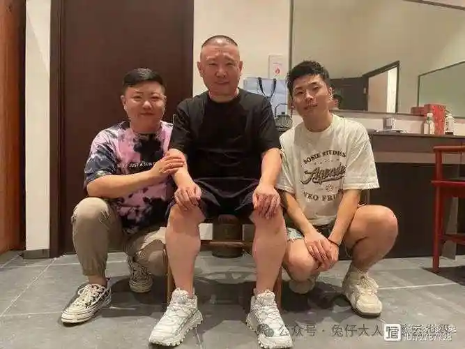 德云社宜昌专场结束,台下观众打架,被张九南巧妙化解,返场签名被观众