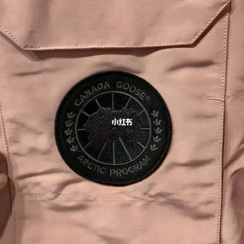 今天潮牌店内到了这款加拿大鹅粉色 真的是被惊艳了