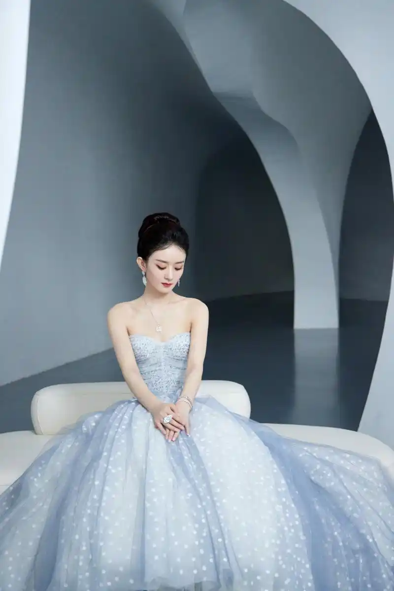 赵丽颖终于带着美貌出来!甜美又可爱,优雅又俏皮的丽颖将被我珍藏!