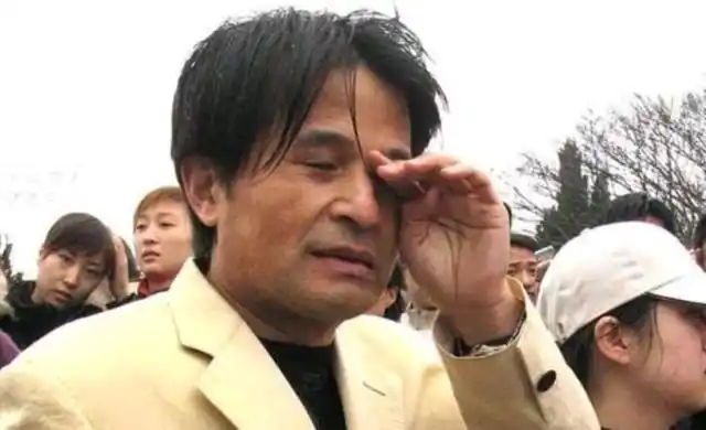 落魄毕福剑头发像鸡窝,百日宴随便一甩2万现金红包!