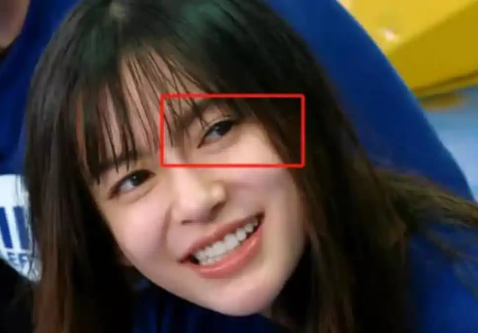 杨颖录制跑男,游戏环节太敬业致"双眼皮贴"掉落,却浑然不知!