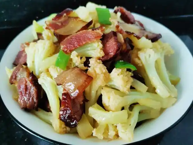 菜花和腊肉这样炒,鲜嫩咸香特别下饭!