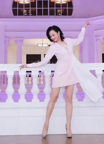 曹颖奔五年纪仍很甜穿西装裙腰细腿长这线条00后都比不了