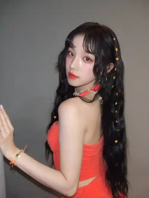 宋雨琦穿橘色挂脖露腰裙好性感 嘟嘴卖萌明艳俏皮