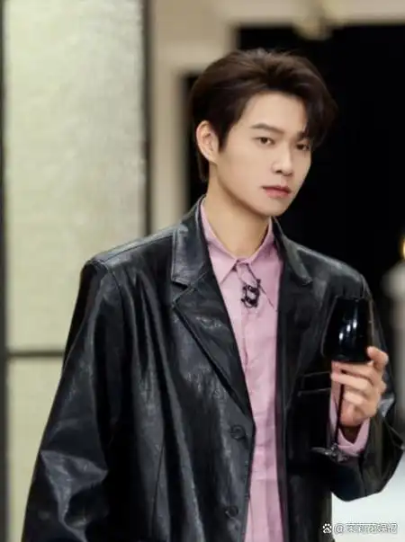 他们帅气逼人,五官俊朗,仿佛是上天精心雕琢的艺术品.