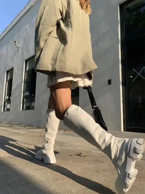 听说今年很流行白靴子