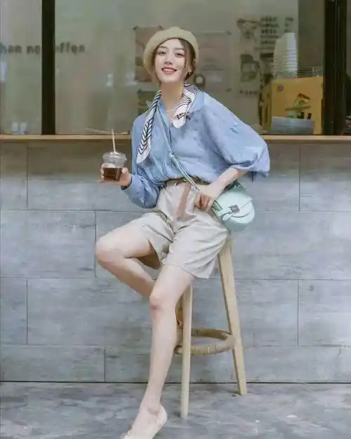 卡其色短裤配什么颜色的上衣比较好看