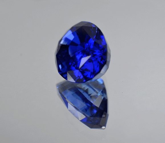 蓝色蓝宝石中皇家蓝是非常受欢迎的蓝宝石颜色之一