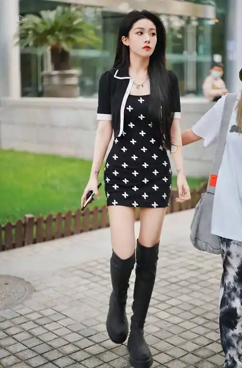 这也算是喻言的穿搭中出现频率比较高的搭配法了,包臀裙配过膝靴,在