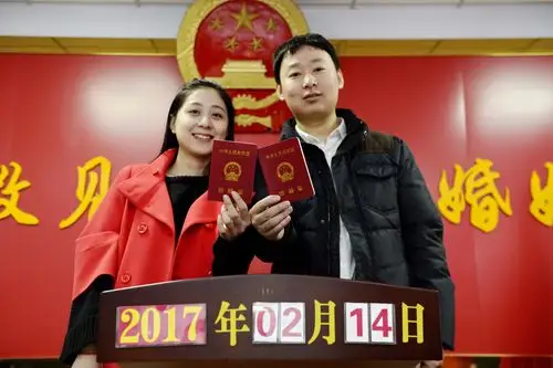在辽宁沈阳市皇姑区民政局婚姻登记处,两位新人手持结婚证拍照留念