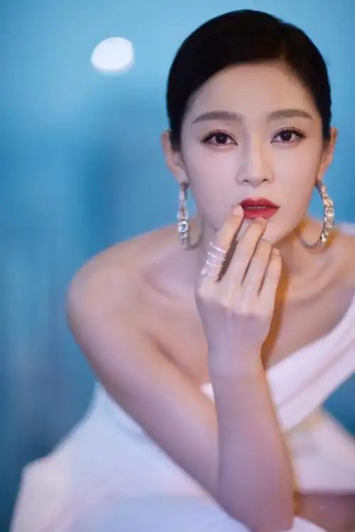 王媛可出席凤凰网美食盛典 白色裙裤酷飒十足__财经头条