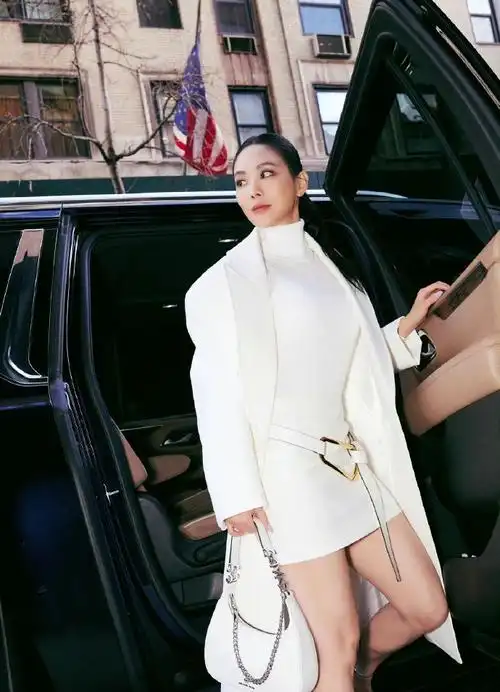 王霏霏马尾白色西装气场##王霏霏时装周看秀状态##hello时装周