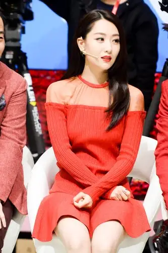 白冰红唇红裙很惊艳