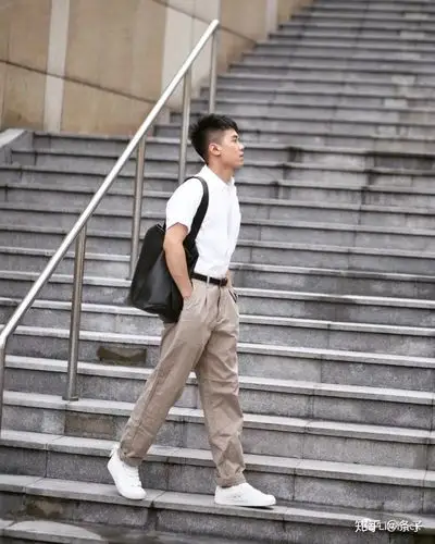 公众号上看到的一个时尚博主的穿搭 身高172,体重不详可看图.