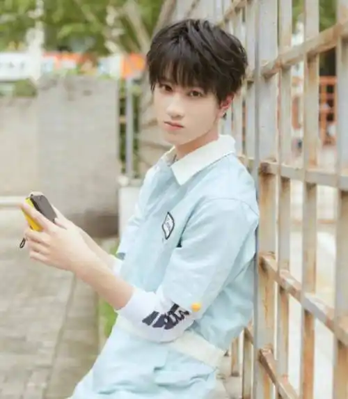 斗罗大陆:真人版马红俊成潜力股,看到敖子逸现代照,唐三突然不香了!