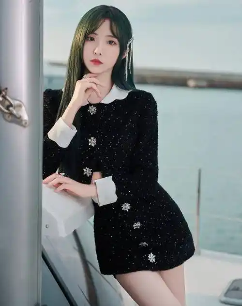 郑乃馨为证明自己是"腰精",穿炫腹装走机场,直男