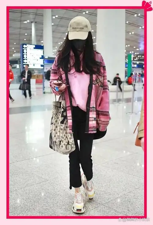 杨幂出发巴黎机场:毛线帽配小短裙,尽显纯欲风范