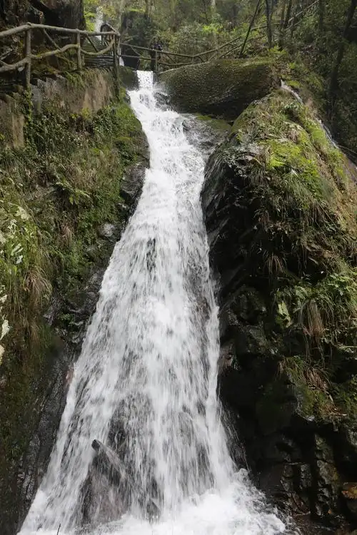 徽州大峡谷位于黄山市休宁县源芳乡境内,景区内悬崖峭壁蜿蜒曲折