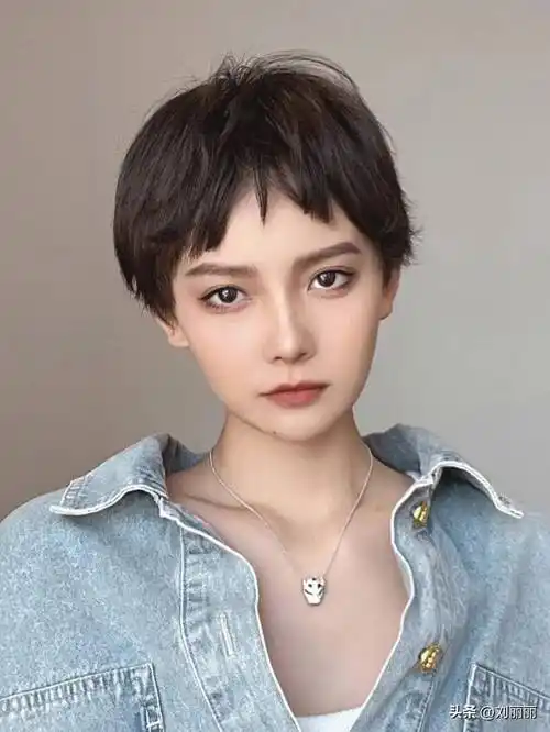 今夏热门发型,狗啃锯齿刘海短发,引领个性时尚新潮流_脸型_造型_女性