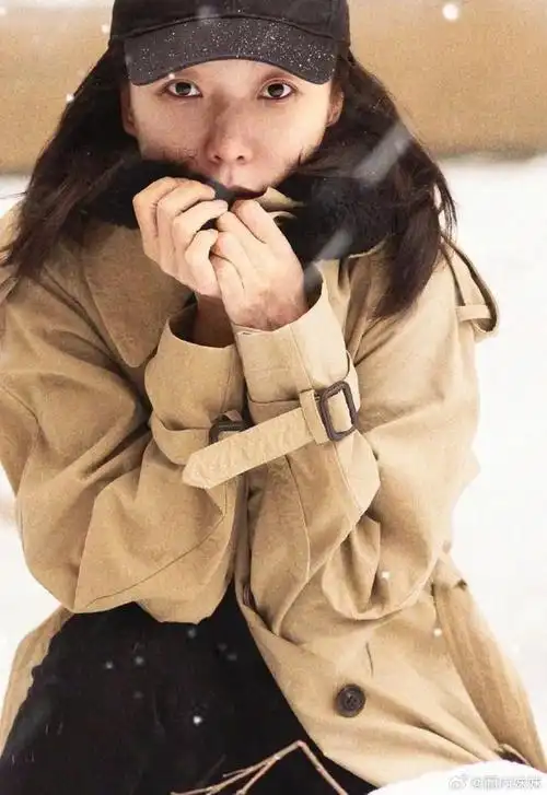 39岁王珞丹在雪地里堆雪人,做卡通鸭子,真是童心未泯啊!