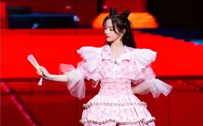 杨超越表演了个寂寞,杨超越真的表演了跳舞_哔哩哔哩_bilibili