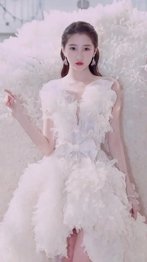 关晓彤参加跑男婚纱造型太美不过也暴露了她