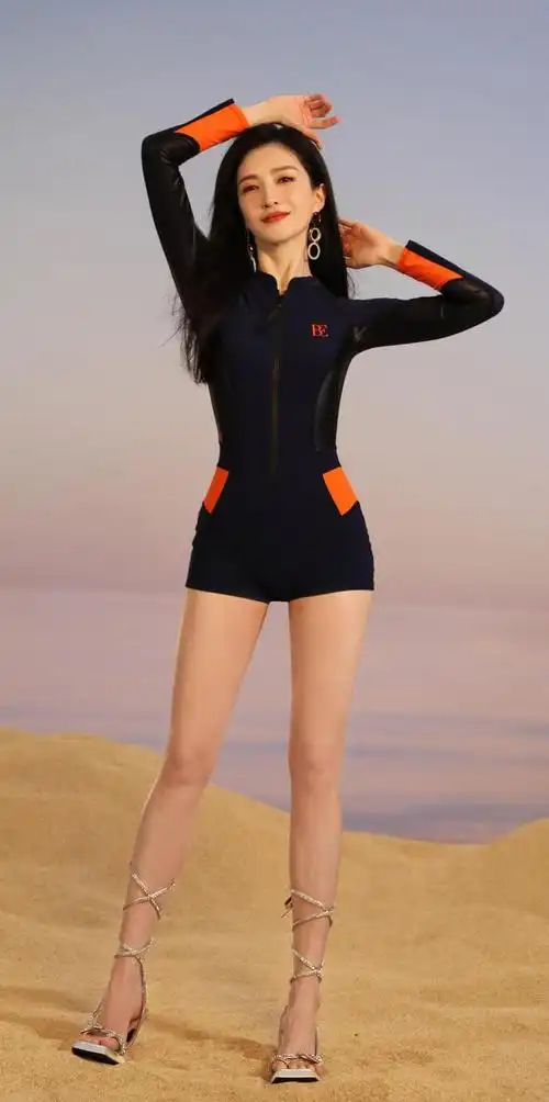 江疏影罕见秀身材身穿火龙果泳装满满的夏日风情