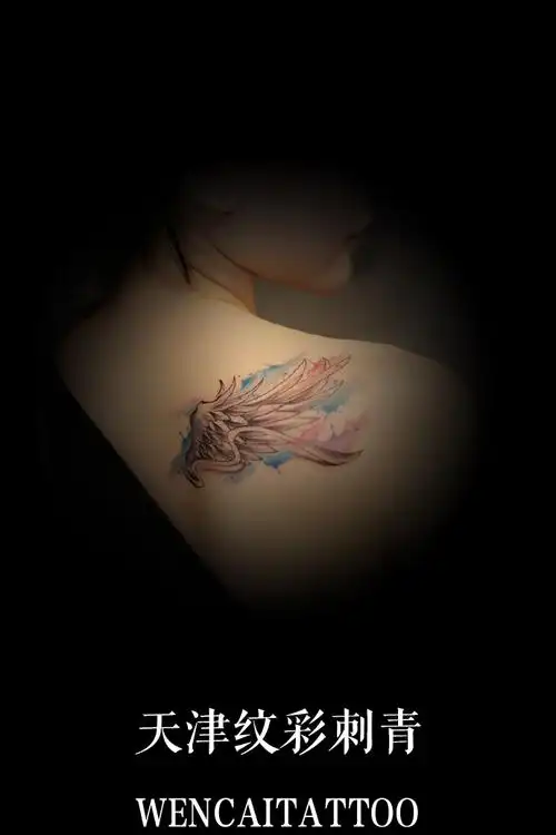 高贵冷艳的珍美女后背翅膀纹身