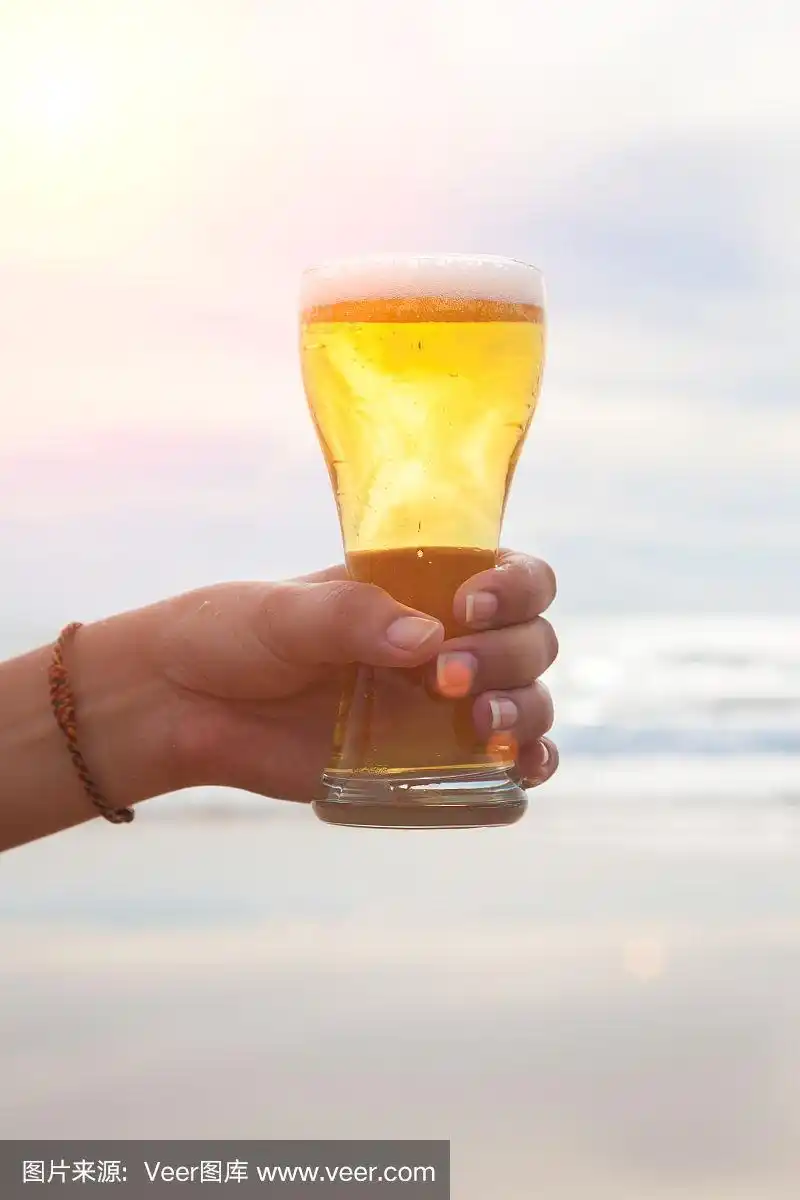 手里拿着提神啤酒的女人