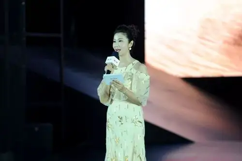 北京广播电台主持人李莉主持活动(苏雨农 摄)