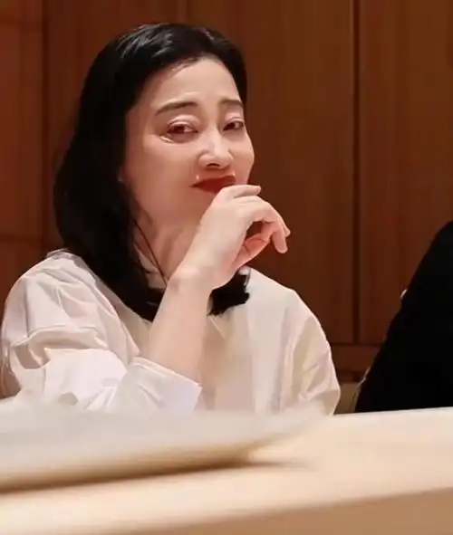 从照片中可以看出,梅婷非常大方,给大家点了很多高级的食材,比如黑