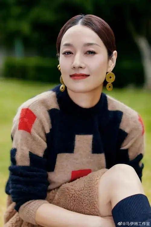 马伊琍真时尚穿毛绒短裙气质减龄换新发型美得耳目一新