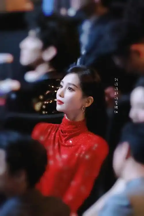 【明星】刘诗诗超话#尖叫之夜#内场造型,身穿alexandre vauthier 2018