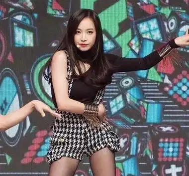 从小练习舞蹈的宋茜,身材和气质都是一级棒!穿黑丝跳舞_网易订阅