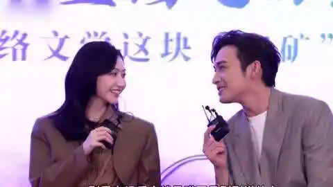 售后好甜!张彬彬景甜合体接受采访,两人甜蜜注视完全忽略主持人