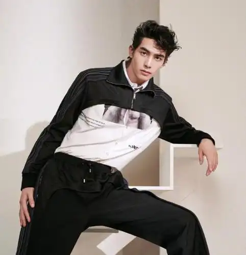 宋威龙黑色牛仔衬衫搭配字母t,模特体型,随便穿都很帅!