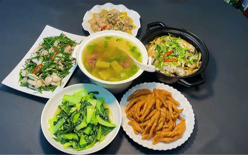 简简单单的家常菜才是家的味道,今晚五菜一汤,家人吃的香又健康!